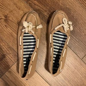 Nautica Size 5 tan slip on shoes